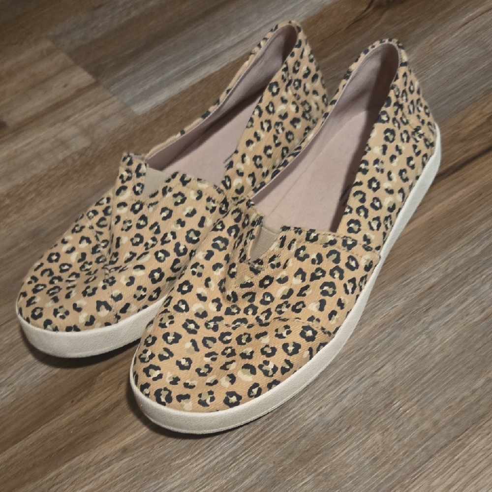 Toms Tan and Black Flats Sleek Slip-On Loafers